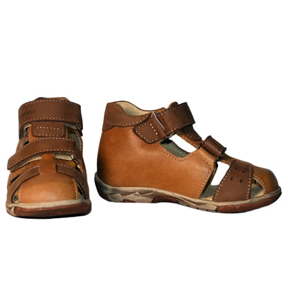 Szamos closed-toe boys sandal (dark brown)